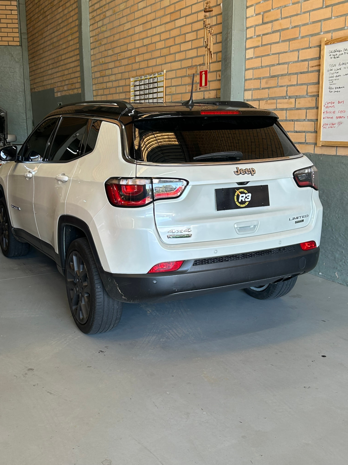 Jeep Compass branco na oficina da R3