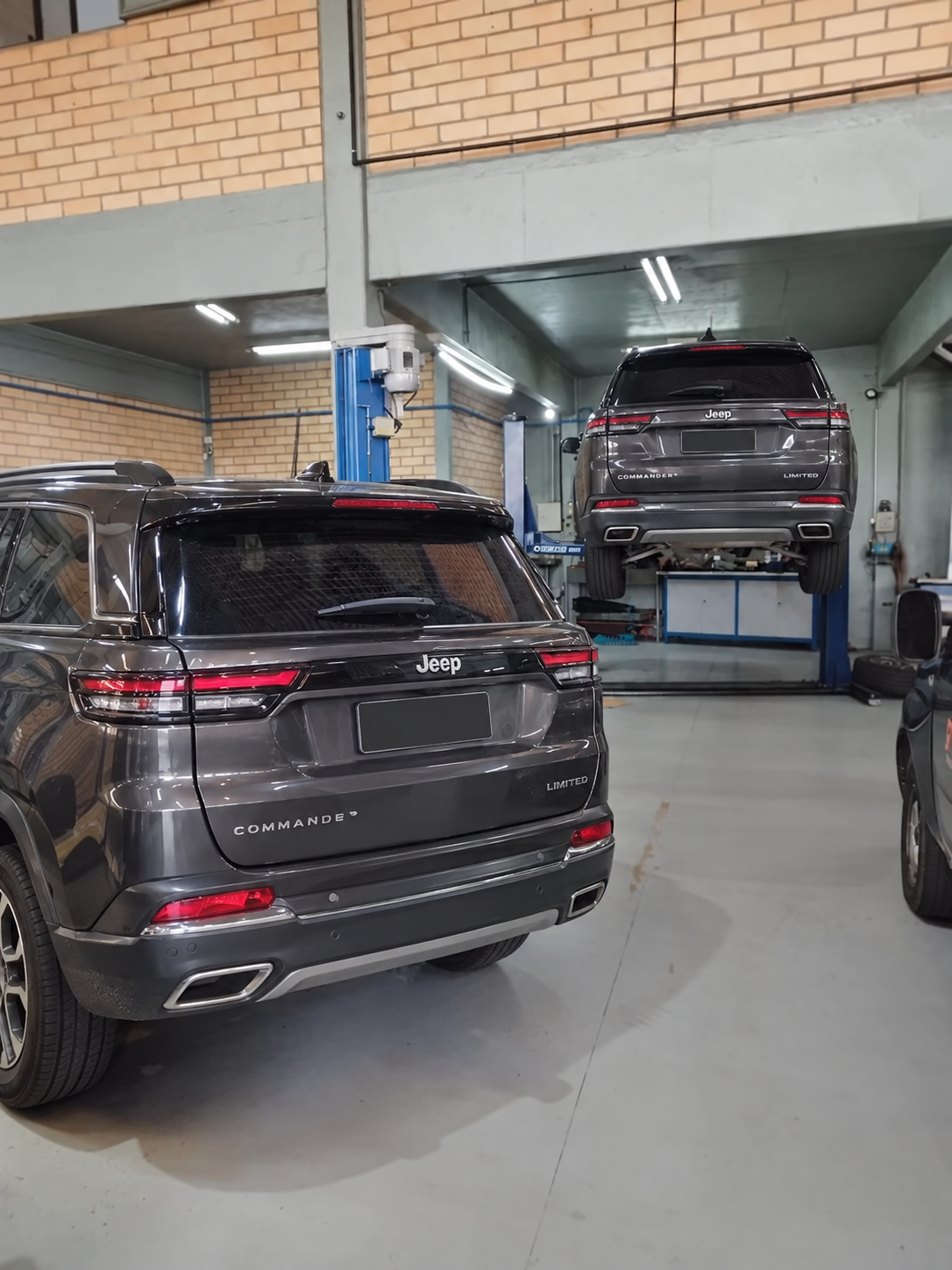 Jeep Commander cinza na oficina da R3