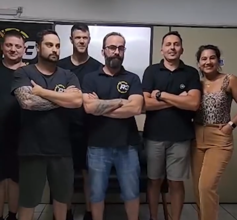 Equipe da R3 Mecânica e Autopeças com uniformes pretos da oficina