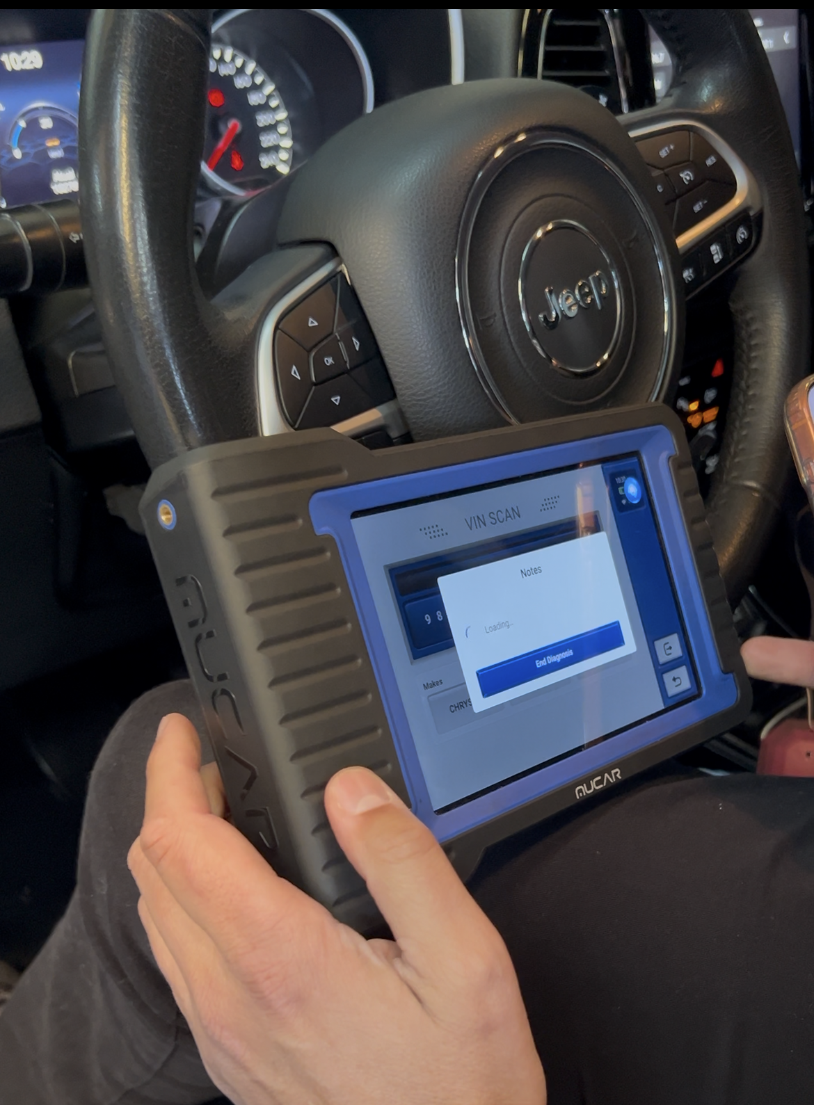 Scanner automotivo conectado a um Jeep, na tela de diagnóstico da R3